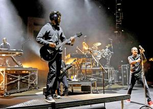 Linkin Park rocks the stage