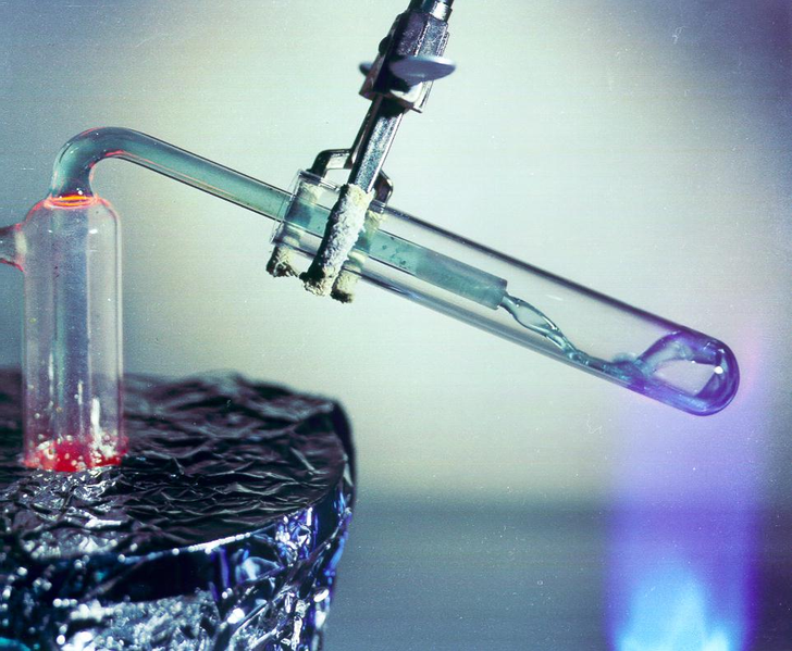 Molten salt being tested in a lab. Picture credits: Creative Commons