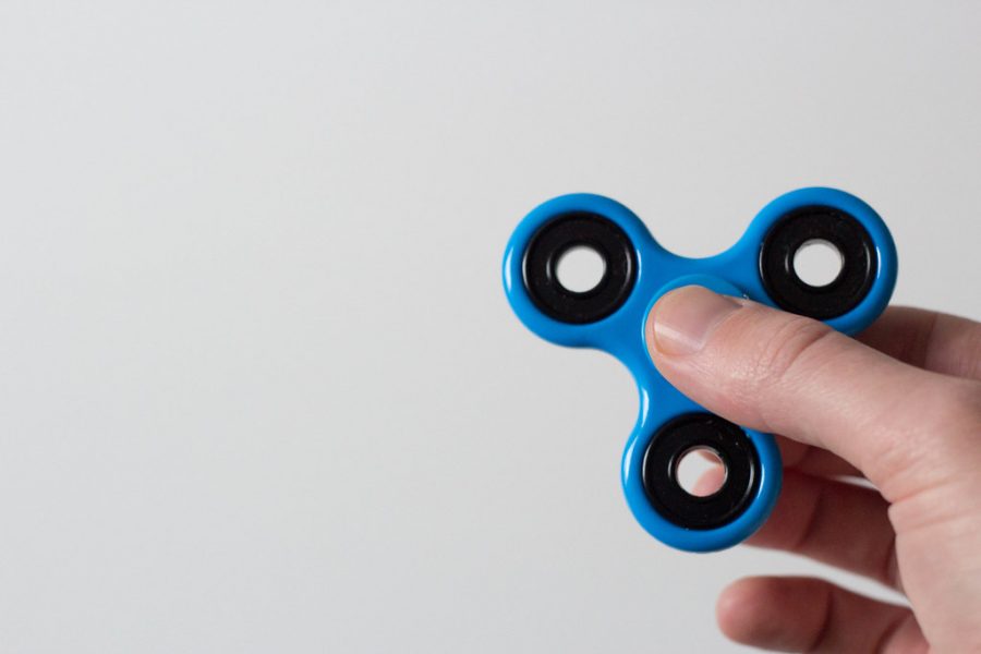 Mann hält Fidget Spinner zwischen seinen Fingern by marcoverch is licensed with CC BY 2.0. To view a copy of this license, visit https://creativecommons.org/licenses/by/2.0/
